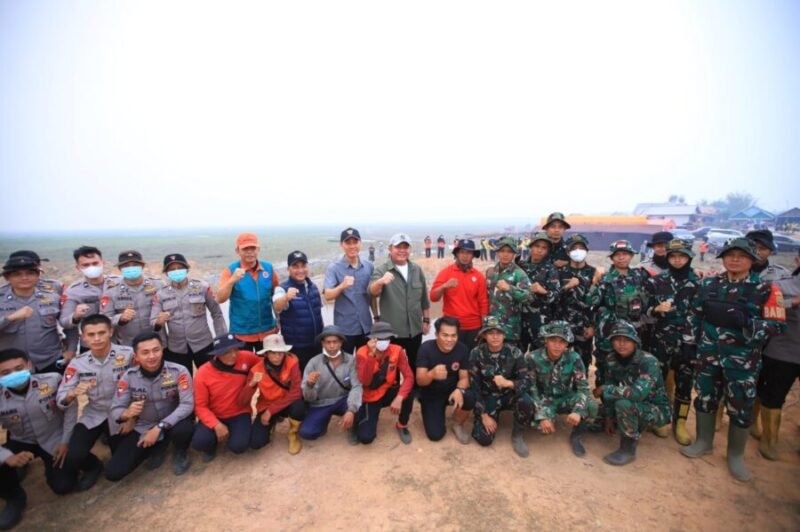 Herman Deru berfoto bersama personil gabungan TNI, Polri, BPBD, dan relawan penanggulangan karhutla saat melakukan kunjungan lapangan di Kabupaten OKI