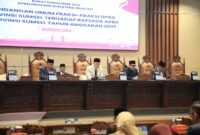 Wakil Gubernur Sumsel H. Cik Ujang (paling kiri) menghadiri pimpinan Rapat Paripurna XLIV DPRD Provinsi Sumsel bersama pimpinan pimpinan dewan.
