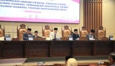 Wakil Gubernur Sumsel H. Cik Ujang (paling kiri) menghadiri pimpinan Rapat Paripurna XLIV DPRD Provinsi Sumsel bersama pimpinan pimpinan dewan.