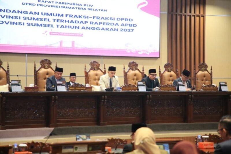 Wakil Gubernur Sumsel H. Cik Ujang (paling kiri) menghadiri pimpinan Rapat Paripurna XLIV DPRD Provinsi Sumsel bersama pimpinan pimpinan dewan.