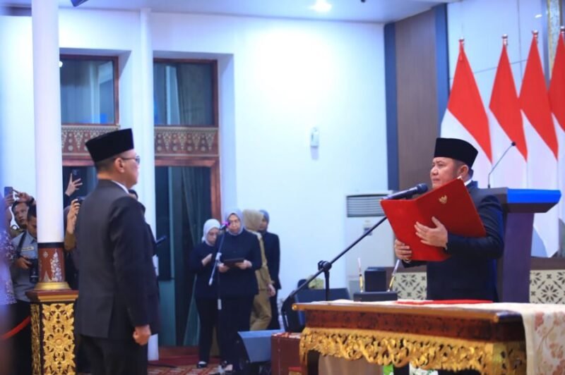 Herman Deru memimpin prosesi pengukuhan Farid Firman sebagai Kepala Perwakilan BPKP Provinsi Sumsel yang baru.