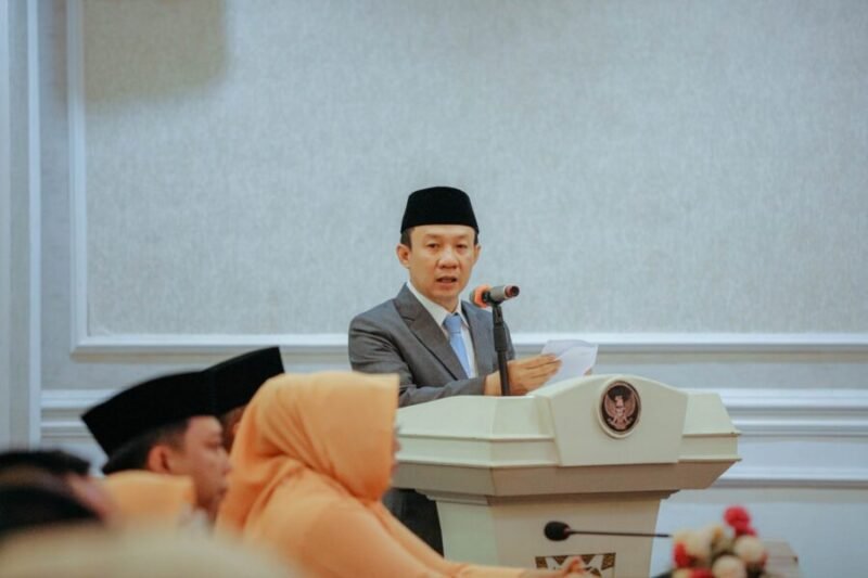 Sekretaris Daerah Provinsi Lampung, menyampaikan harapannya agar kedua pejabat mampu memberikan warna baru dan menghadirkan terobosan inovasi yang berdampak bagi masyarakat sesuai dengan bidang tugas masing-masing.