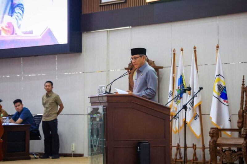 Sekda Banten Deden Apriandhi menyampaikan Penjelasan Gubernur atas Raperda APBD Tahun Anggaran 2027 pada Rapat Paripurna DPRD Banten.