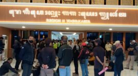 Komunitas UMKM DIY menduduki lobi Bank BRI Cik Di Tiro, Kamis (8/10/2026) dan akan tetap bertahan sebelum bisa menemui pimpinan BRI. 