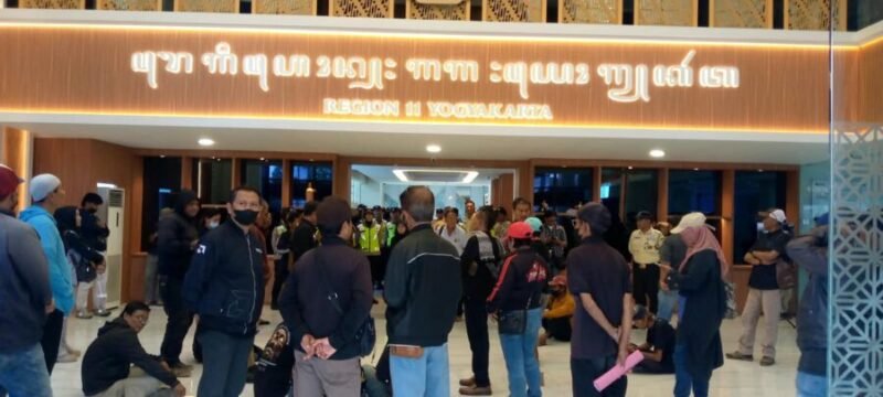 Komunitas UMKM DIY menduduki lobi Bank BRI Cik Di Tiro, Kamis (8/10/2026) dan akan tetap bertahan sebelum bisa menemui pimpinan BRI. 