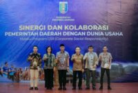 Rahmat Mirzani Djausal saat berfoto bersama para pejabat dari lingkungan Pemprov Lampung dan Bank Indonesia, menegaskan komitmen kolaborasi melalui program CSR.