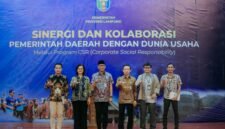 Rahmat Mirzani Djausal saat berfoto bersama para pejabat dari lingkungan Pemprov Lampung dan Bank Indonesia, menegaskan komitmen kolaborasi melalui program CSR.