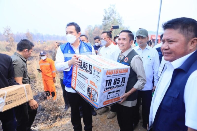Wamen LH RI Diaz Faisal Malik Hendropriyono secara simbolis menyerahkan bantuan peralatan pemadam kebakaran kepada perwakilan tim satgas darat di lokasi Karhutla, disaksikan oleh Gubernur Sumsel H. Herman Deru dan pejabat terkait.