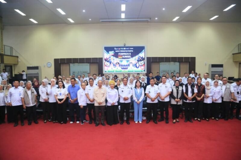 H. Cik Ujang bersama seluruh panitia penyelenggara FORPROV II Tahun 2026 berfoto bersama usai rapat persiapan di Graha Bina Praja.