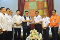 H. Herman Deru dan Direktur Utama PT KAI Logistik Yuskal Setiawan melakukan foto bersama usai pertemuan untuk memperkuat sinergi kedua belah pihak.
