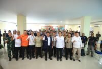 H. Herman Deru (tengah) dan Wamen LH RI Diaz Faisal Malik Hendropriyono (kedua dari kanan) berfoto bersama jajaran Forkopimda Sumsel dan perwakilan perusahaan usai pertemuan, menunjukkan komitmen kolaborasi dalam penanggulangan karhutla.