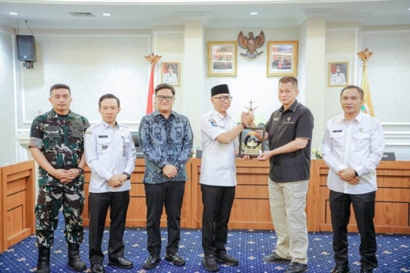Rahmat Mirzani Djausal secara simbolis menyerahkan cenderamata kepada perwakilan tim Sespimti Polri usai pelaksanaan FGD.