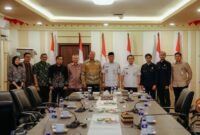 Rahmat Mirzani Djausal berfoto bersama perwakilan PT Supreme Energy Rajabasa, Kementerian ESDM, dan PT PLN (Persero) usai audiensi di Ruang Rapat Sakai Sambayan.