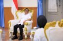 Andra Soni menyimak penjelasan dari jajaran manajemen PTPN IV Regional Banten saat audiensi berlangsung.