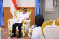 Andra Soni menyimak penjelasan dari jajaran manajemen PTPN IV Regional Banten saat audiensi berlangsung.