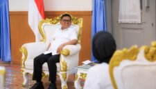 Andra Soni menyimak penjelasan dari jajaran manajemen PTPN IV Regional Banten saat audiensi berlangsung.