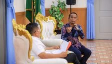 CEO Gyokai Indonesia Kompeten Teguh Imam Pambudi pemaparan strategi magang industri lulusan SMK di hadapan Gubernur Banten Andra Soni di Gedung Negara Provinsi Banten.
