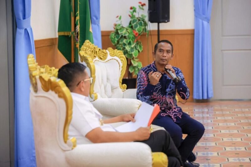 CEO Gyokai Indonesia Kompeten Teguh Imam Pambudi pemaparan strategi magang industri lulusan SMK di hadapan Gubernur Banten Andra Soni di Gedung Negara Provinsi Banten.