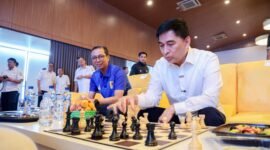 Achmad Dimyati Natakusumah melakukan pemindahan bidak catur pertama sebagai tanda dimulainya Turnamen Catur HUT ke-26 Provinsi Banten.