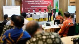 Foto Ketua Majelis Diktilitbang PP Muhammadiyah,  Prof. Dr. Bambang Setiaji, M.Si. dalam sambutan hari pertama pelaksanaan FORKOM GB PTMA 2026 di UMY