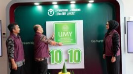Wakil Rektor Bidang Pendidikan, Kewirausahaan, dan Alumni UMY, Prof. Dr. Zuly Qodir, M.Ag., melakukan seremonial Kick-off Penmaru UMY 2027/2028 dengan menempel logo UMY