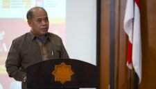 Wakil Rektor UMY Bidang Pendidikan, Kewirausahaan, dan Alumni saat memberikan sambutan dalam acara bedah buku di UMY