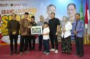 Rektor UMY didampingi BPH, Wakil Rektor, dan Kepala Sekolah MSUS menyerahkan simbolis potongan biaya bebas SPP 1 bulan pertama kepada pendaftar pertama SMP MSUS
