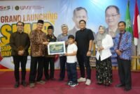 Rektor UMY didampingi BPH, Wakil Rektor, dan Kepala Sekolah MSUS menyerahkan simbolis potongan biaya bebas SPP 1 bulan pertama kepada pendaftar pertama SMP MSUS