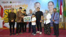 Rektor UMY didampingi BPH, Wakil Rektor, dan Kepala Sekolah MSUS menyerahkan simbolis potongan biaya bebas SPP 1 bulan pertama kepada pendaftar pertama SMP MSUS