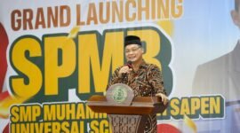 Foto Rektor UMY dalam sambutan peluncuran penerimaan murid baru SMP MSUS di Gedung SD MSUS, Gatak