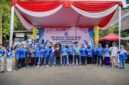 Marindo Kurniawan berfoto bersama jajaran pimpinan dan sivitas akademika Fakultas Teknik Unila di depan panggung utama acara Dies Natalis.