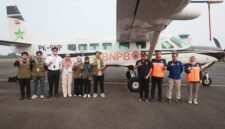 Jajaran Pemprov Lampung, BPBD, dan perwakilan vendor Smart Aviation berpose di depan pesawat Operasi Modifikasi Cuaca (OMC) sebagai bagian dari upaya sinergis pemadaman karhutla melalui udara.