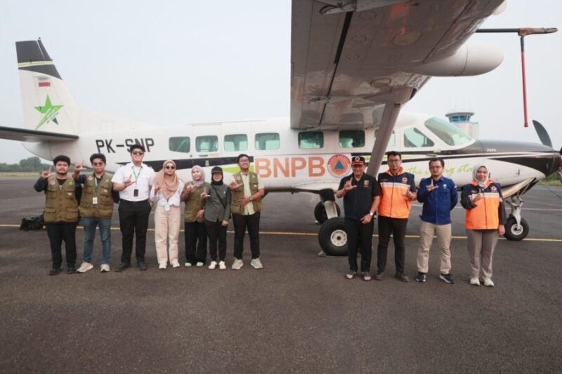 Jajaran Pemprov Lampung, BPBD, dan perwakilan vendor Smart Aviation berpose di depan pesawat Operasi Modifikasi Cuaca (OMC) sebagai bagian dari upaya sinergis pemadaman karhutla melalui udara.