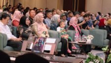 Jihan Nurlela bersama jajaran tamu undangan dan orang tua menyaksikan secara langsung penampilan paduan suara THLC di Hotel Holiday Inn, Bandar Lampung.