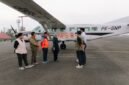 Jihan Nurlela memberikan arahan kepada personel dan kru pesawat penyeramai awan Cessna Caravan 208B EX sebelum bertugas.