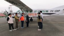 Jihan Nurlela memberikan arahan kepada personel dan kru pesawat penyeramai awan Cessna Caravan 208B EX sebelum bertugas.