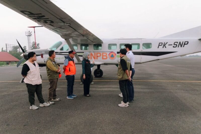 Jihan Nurlela memberikan arahan kepada personel dan kru pesawat penyeramai awan Cessna Caravan 208B EX sebelum bertugas.
