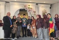 Wagub Banten Achmad Dimyati Natakusumah berfoto bersama jajaran pengurus Serikat Media Siber Indonesia (SMSI) dan panitia acara di lobi tempat resepsi pernikahan.