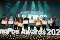 Andra Soni (tengah, memegang piagam dan piala) bersama para penerima penghargaan lainnya dalam Malam Anugerah Banten Achievement Tangerang Pos Award 2026.