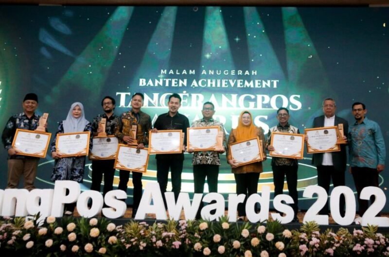 Andra Soni (tengah, memegang piagam dan piala) bersama para penerima penghargaan lainnya dalam Malam Anugerah Banten Achievement Tangerang Pos Award 2026.