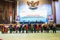 Andra Soni berfoto bersama jimpinan civitas akademika, tamu undangan, serta wisudawan terbaik STIE Bhakti Pembangunan