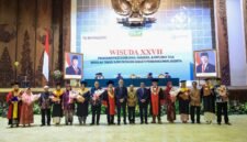 Andra Soni berfoto bersama jimpinan civitas akademika, tamu undangan, serta wisudawan terbaik STIE Bhakti Pembangunan