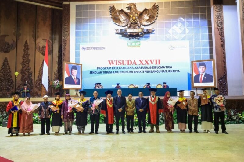 Andra Soni berfoto bersama jimpinan civitas akademika, tamu undangan, serta wisudawan terbaik STIE Bhakti Pembangunan