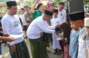 Andra Soni menyapa ramah dan merangkul anak-anak santri serta warga yang hadir pada acara Jalan Sehat Sarungan