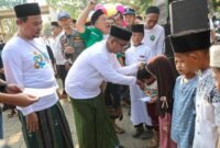 Andra Soni menyapa ramah dan merangkul anak-anak santri serta warga yang hadir pada acara Jalan Sehat Sarungan