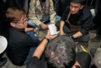Ketua Komisi B DPRD DIY, Andriana Wulandari (kiri, berkacamata) saat melakukan dialog dengan massa.