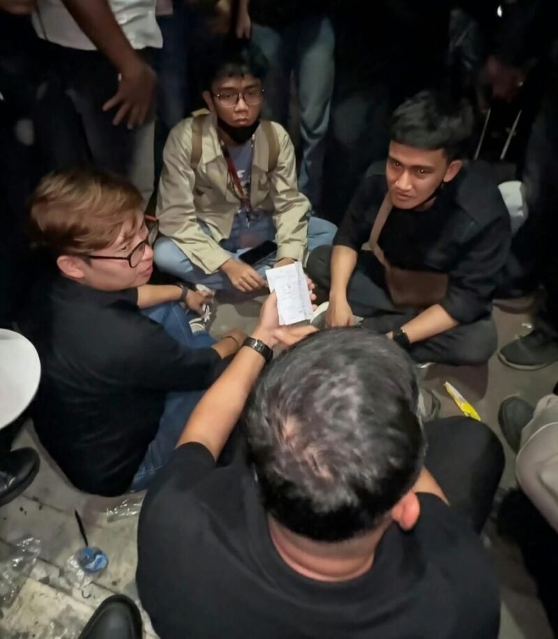 Ketua Komisi B DPRD DIY, Andriana Wulandari (kiri, berkacamata) saat melakukan dialog dengan massa.