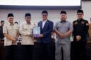 Andra Soni secara simbolis menyerahkan dokumen usulan perubahan Perda Pengelolaan BMD kepada pimpinan DPRD Provinsi Banten dalam Rapat Paripurna.