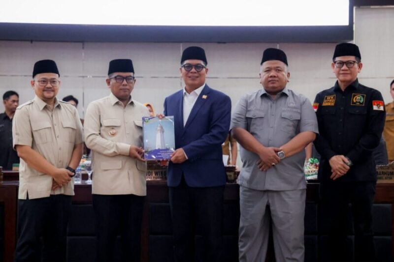 Andra Soni secara simbolis menyerahkan dokumen usulan perubahan Perda Pengelolaan BMD kepada pimpinan DPRD Provinsi Banten dalam Rapat Paripurna.