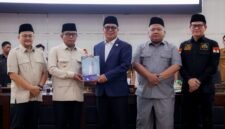 Gubernur Banten Andra Soni secara simbolis menyerahkan dokumen usulan perubahan Perda Pengelolaan BMD kepada pimpinan DPRD Provinsi Banten dalam Rapat Paripurna.